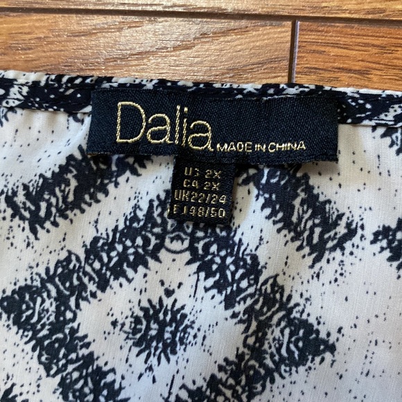 Dalia women’s plus geometrical design sleeveless top soft lightweight size 2X - Picture 9 of 11